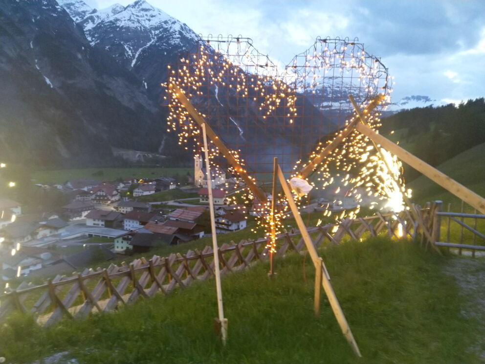 Mit einem Feuerwerk wurde das Herz in betrieb genommen.