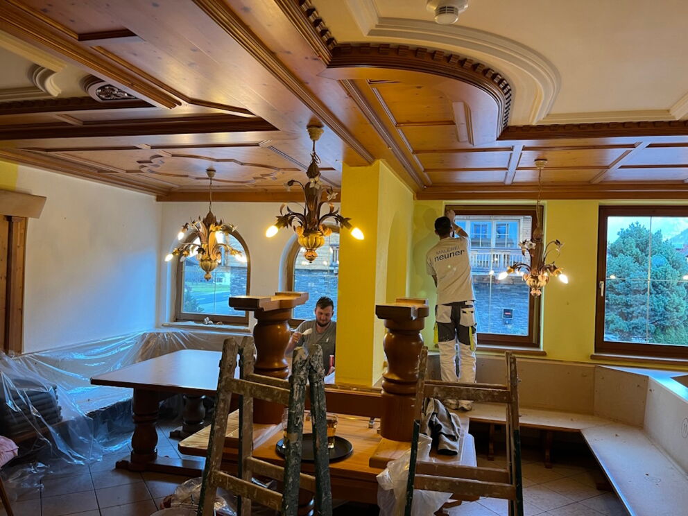 Abdeckarbeiten und genaues Abkleben im Restaurant Dorfstube durch die Malerfachfirma Neuner aus Imst.