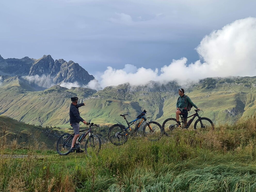 Fahren mit dem Bike im Naturpark Lechtal.