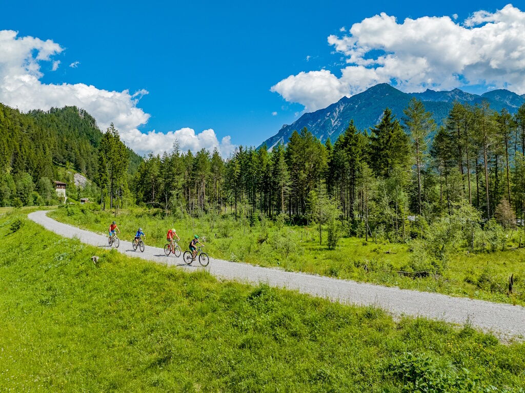 Familien-Fahrradfahren im grünen Naturpark-Lechtal.