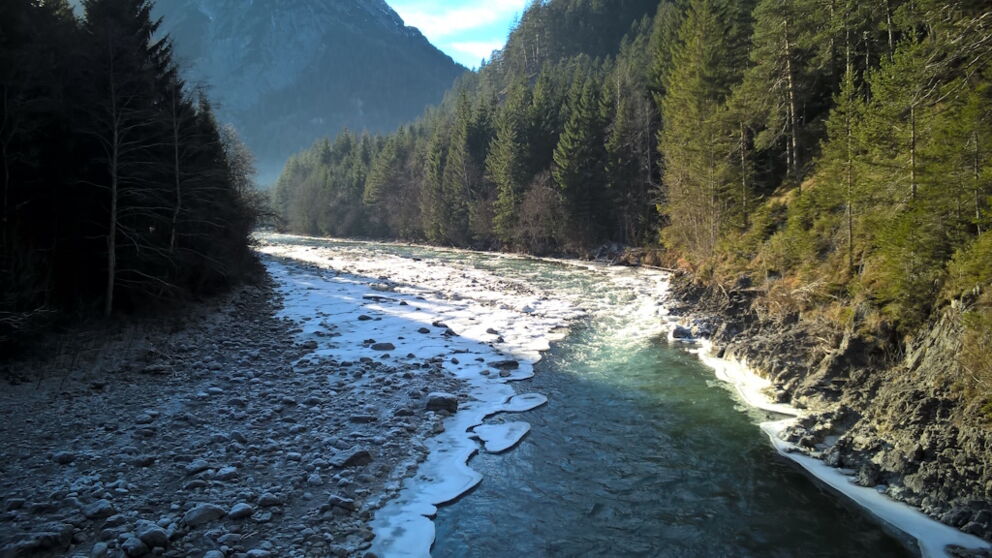 Slow-down wandern im schönen Naturpark-Lechtal im Spätherbst.