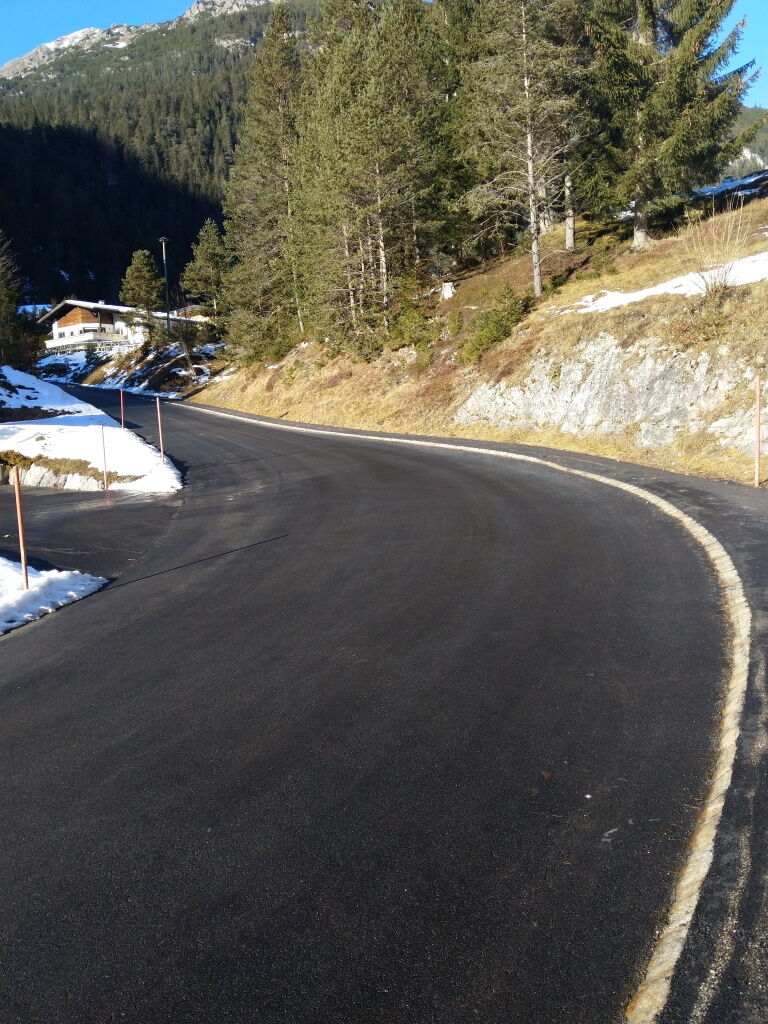 Wandern Sie entlang der Straße bis ganz nach oben zum Weiler Schröfle.