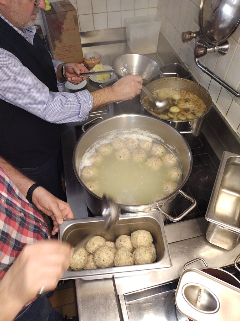 Speckknödel und frische Suppe für den Sozialkreis-Holzgau.
