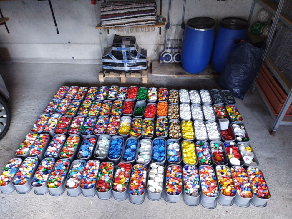 Die Dorfstube in Holzgau sammelt für den guten Zweck Kunststoffdeckel zum recyclen.