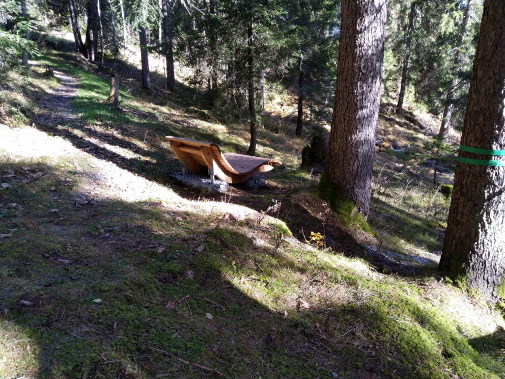 Lauschen wie der Wind heult auf der Ruheliege im Vital-Erlebnisweg in Holzgau.