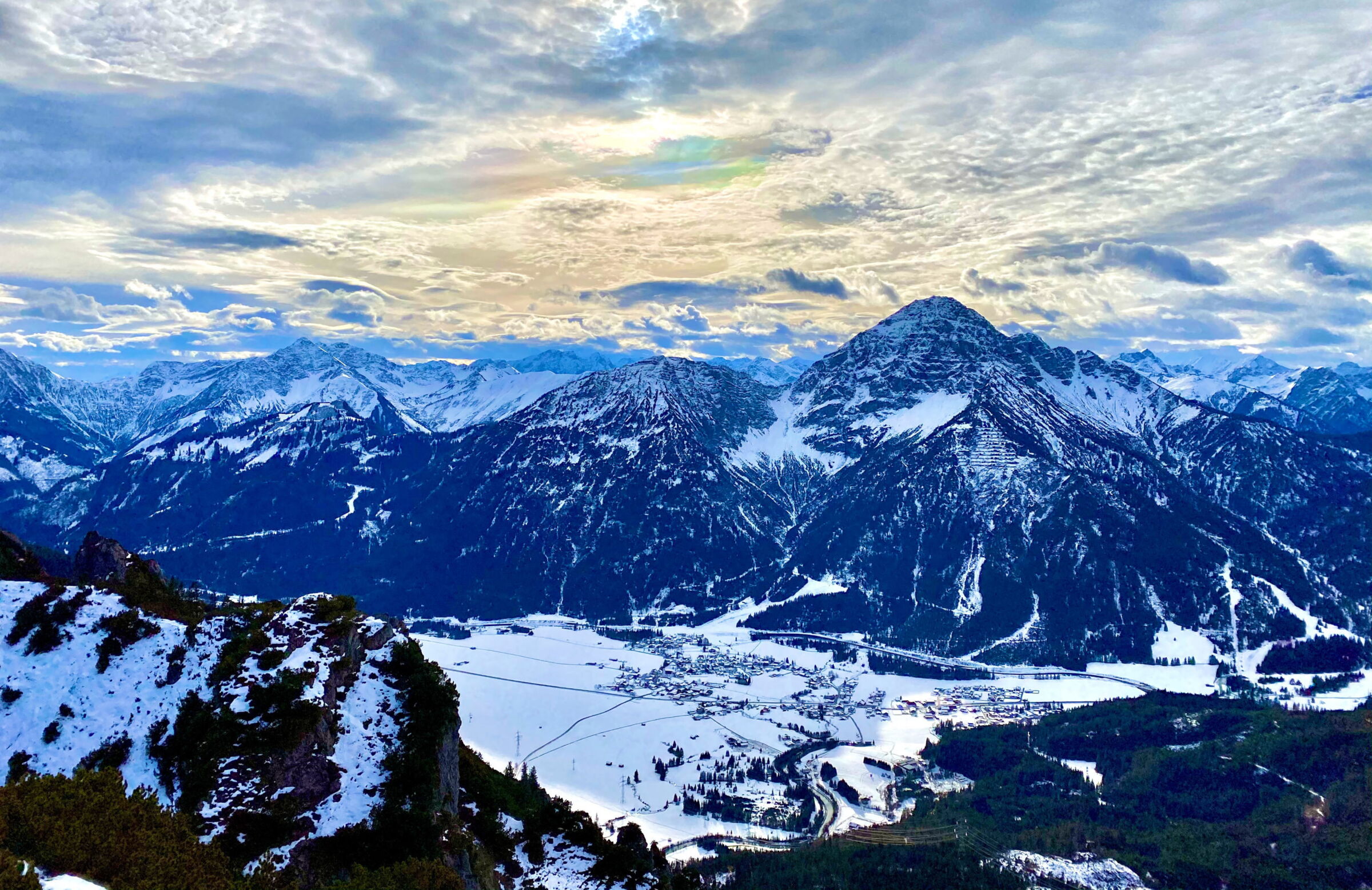 Mit den Skiern im Winter auf den Gipfel.