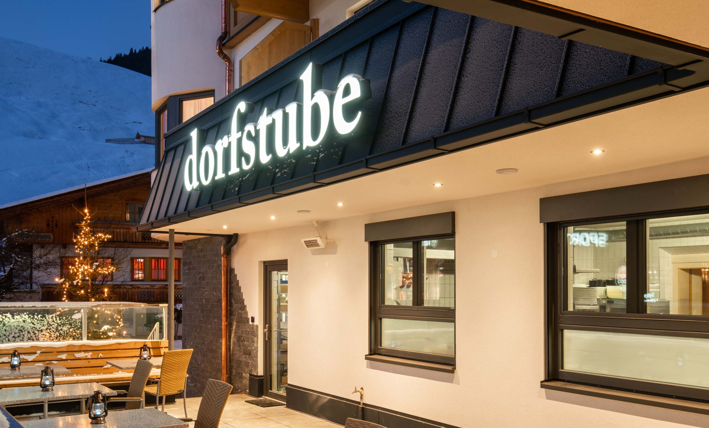 Abendausklang bei Glühwein, Punsch und Jägertee auf der Terrasse der Dorfstube in Holzgau.