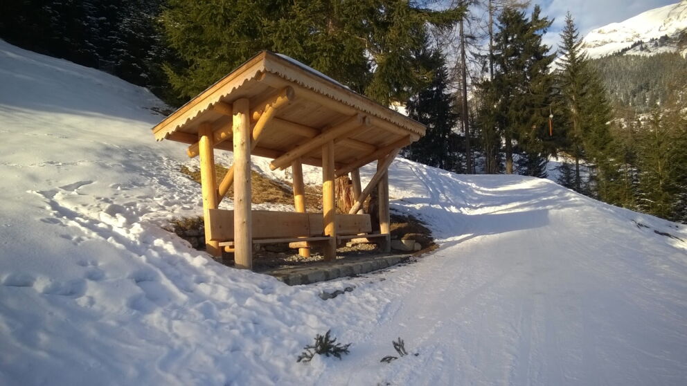 Rastplatz auf dem Weg zur Fußgängerhängebrücke in Holzgau.