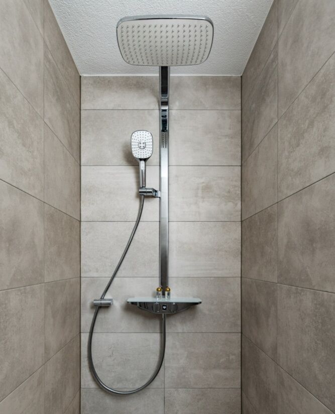 Geräumige Dusche mit viel Platz und Kneipp-Effekt in der Dorfstube.
