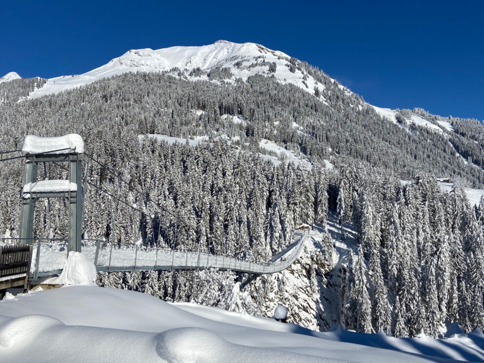 Wandern im Winter bei frischem Tiefschnee in Holzgau zur Fußgängerhängebrücke.