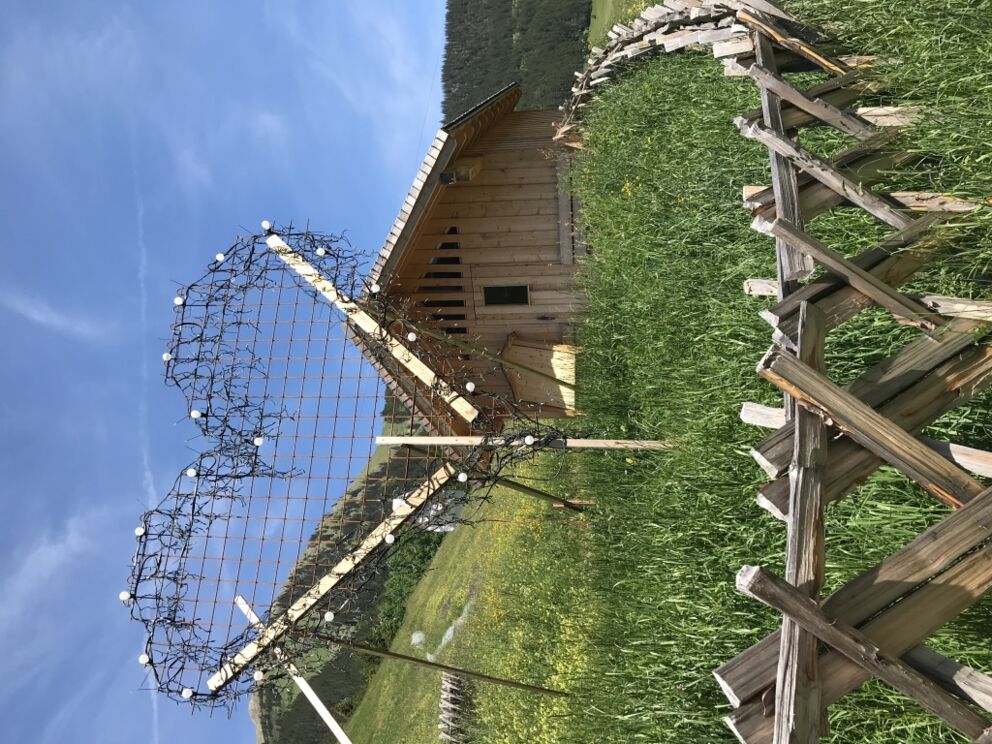 Wandern vorbei am Canisius_Herz in Holzgau.