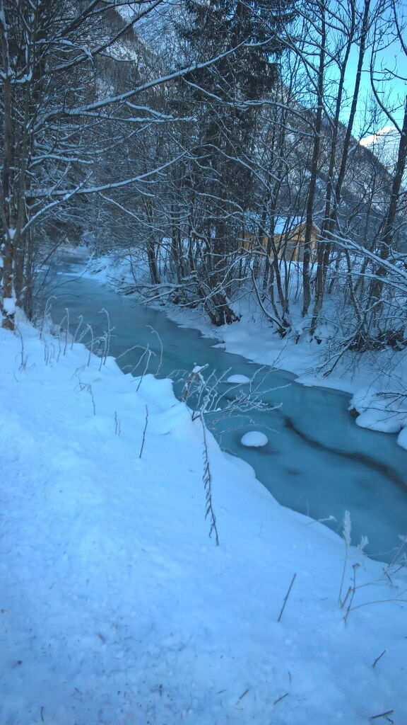Winterimpression Höhenbach, Wasser und Eis.