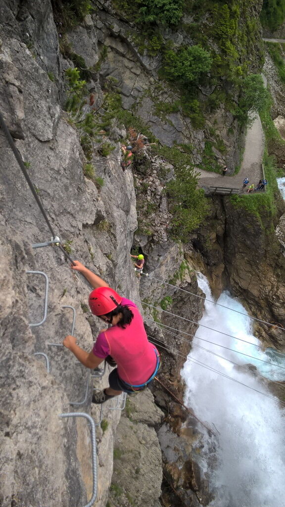 Seil- und bügelgeführter Aufstieg zum Gamsblick am Erlebnisklettersteig in Holzgau.