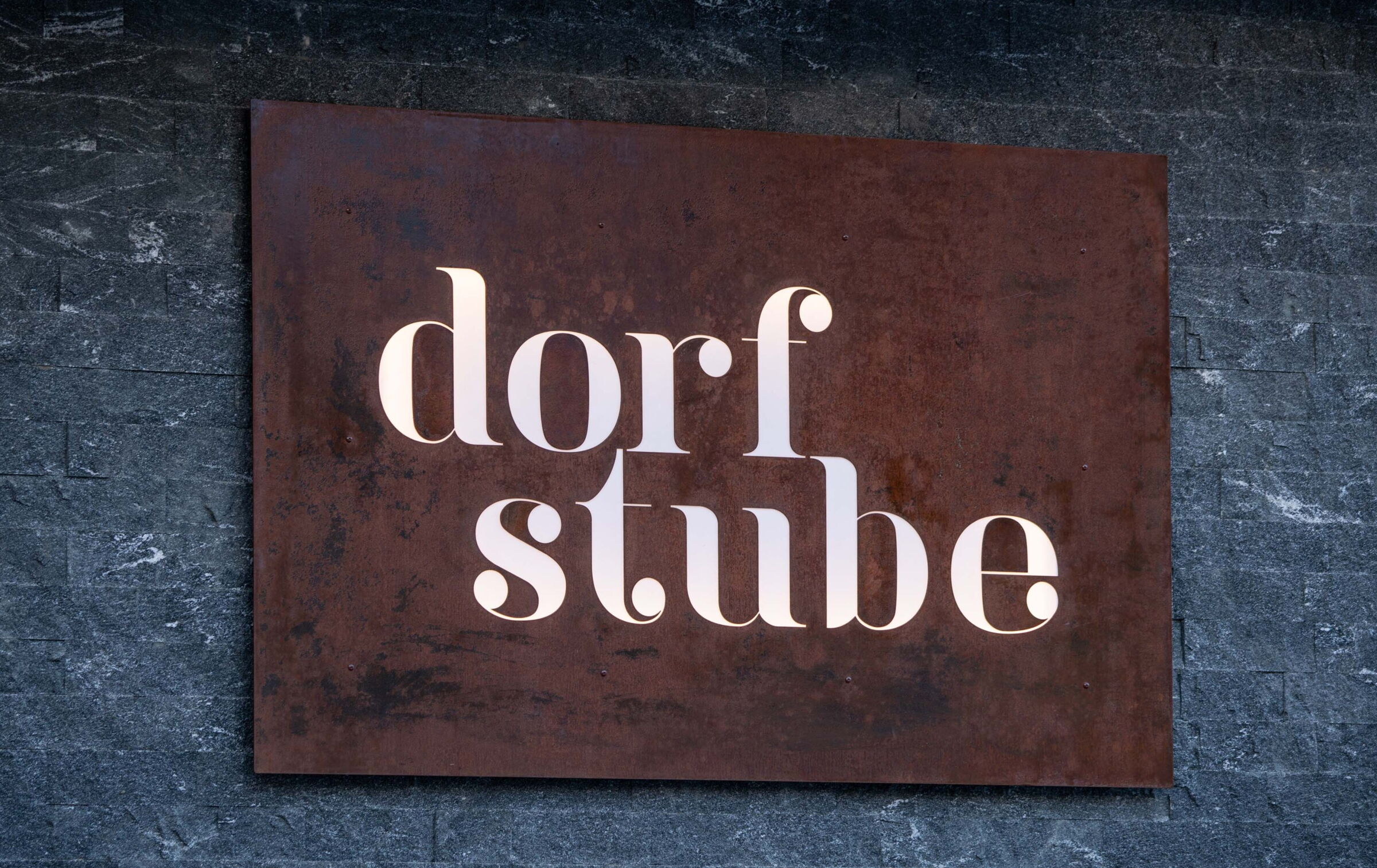 Beschriftung-Dorfstube in Holzgau.