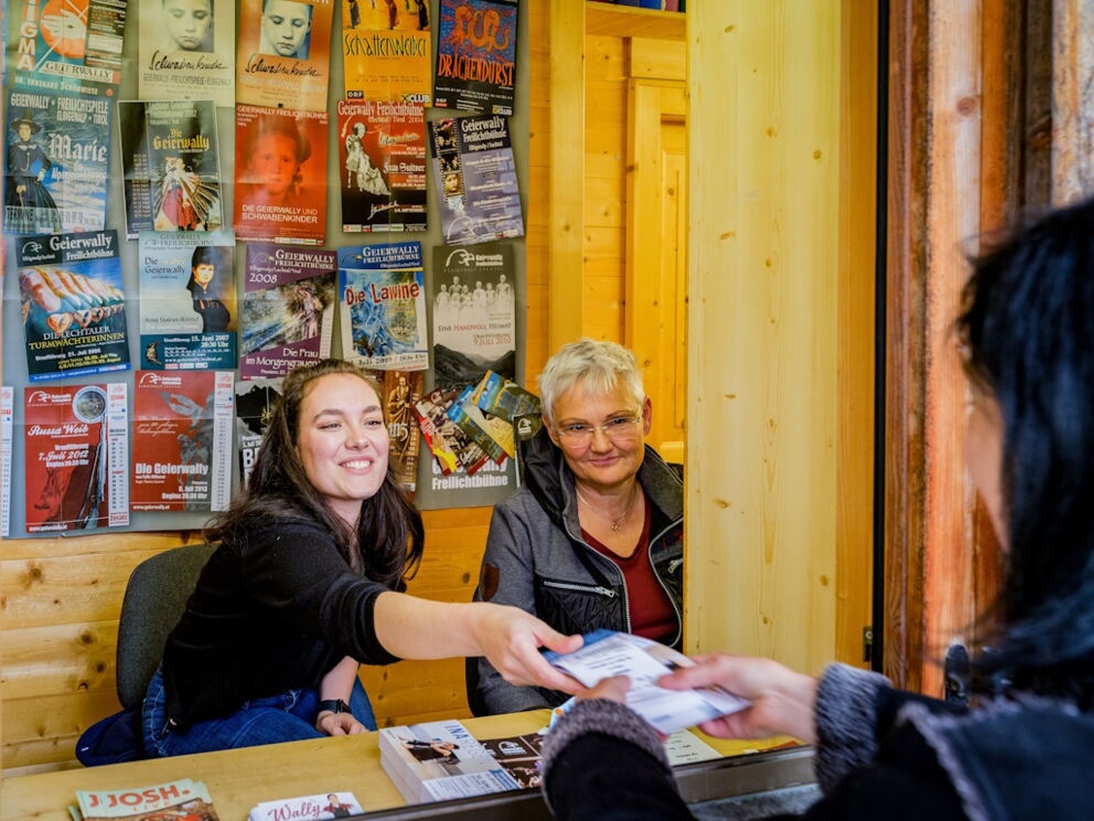Ticketverkaufs und Infos auf der Geierwally-Bühne im Naturpark-Lechtal.