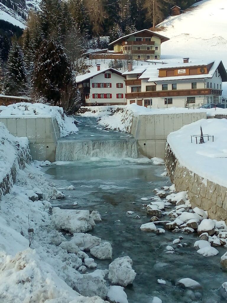 Höhenbachrundwanderung bei frostigen Wintertemperaturen.