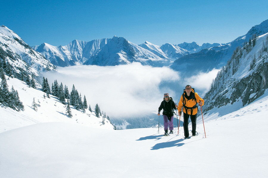 Bei herrlichem Sonnenschein mit den Schneeschuhen in die Berge.