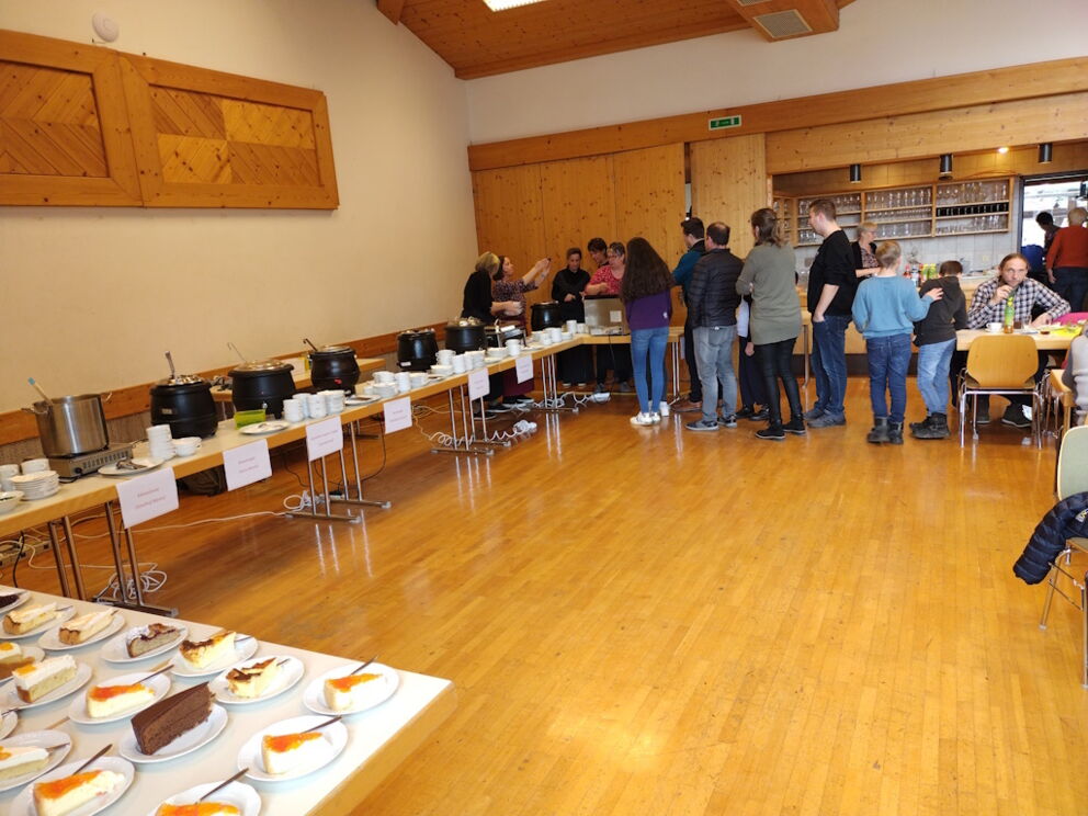 Ausgabe von Suppe am Suppensonntag im Gemeindesaal von Holzgau.