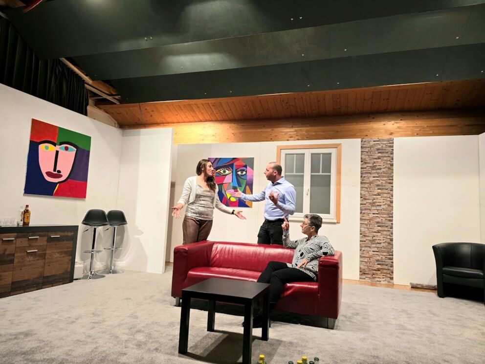 Probe der Theatergruppe Holzgau auf der Bühne für das Stück "Theo, das Ekel!".