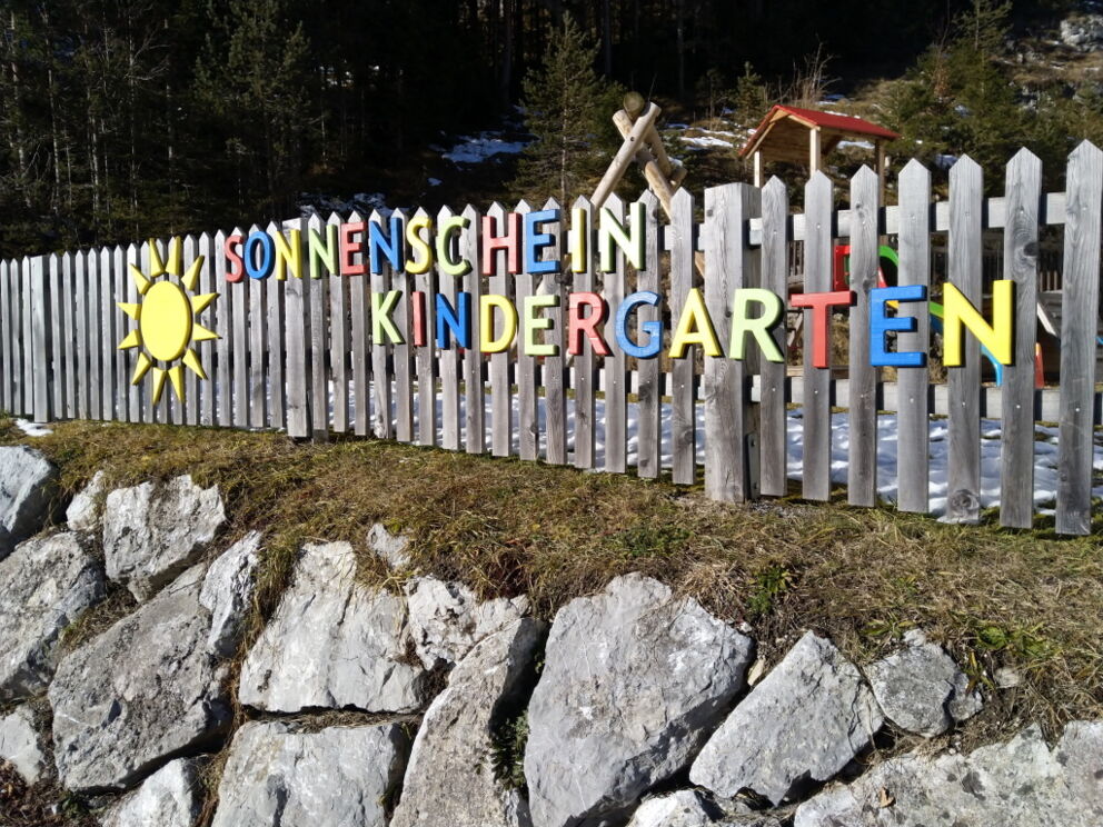 Wandern Sie vorbei am Kindergarten in Vorderhornbach.