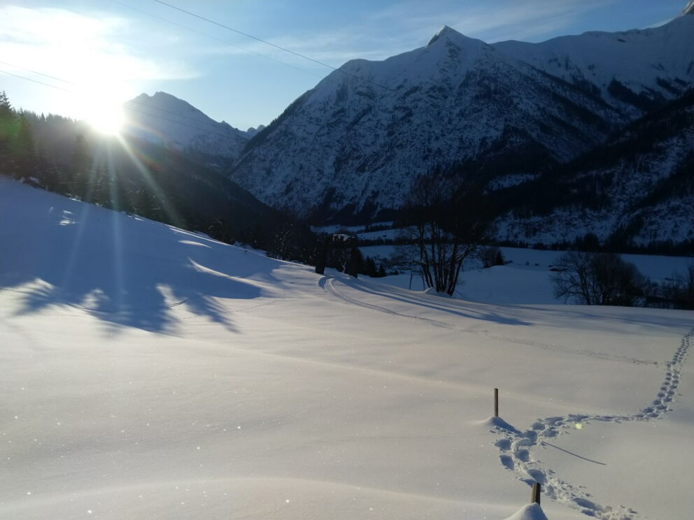 Morgensonne nutzen beim Schneeschuhwandern in Holzgau.