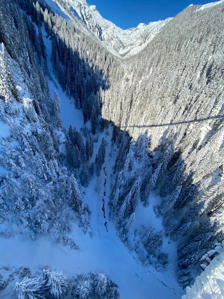 Blick auf den Talboden im Winter von der Hängebrücke in Holzgau.