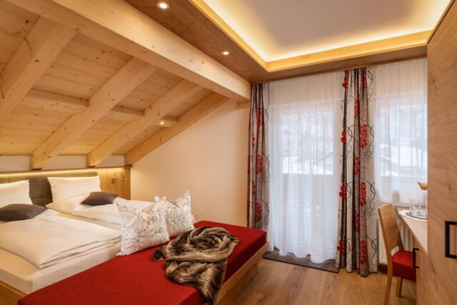 Gemütliches Doppelbettzimmer mit Sichtdachstuhl in der Dorfstube in Holzgau.