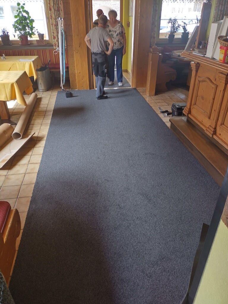 Das Restaurant Dorfstube erhält einen "Walk-auf-Wolken-Genuss" für die Füße im Speiserestaurant.