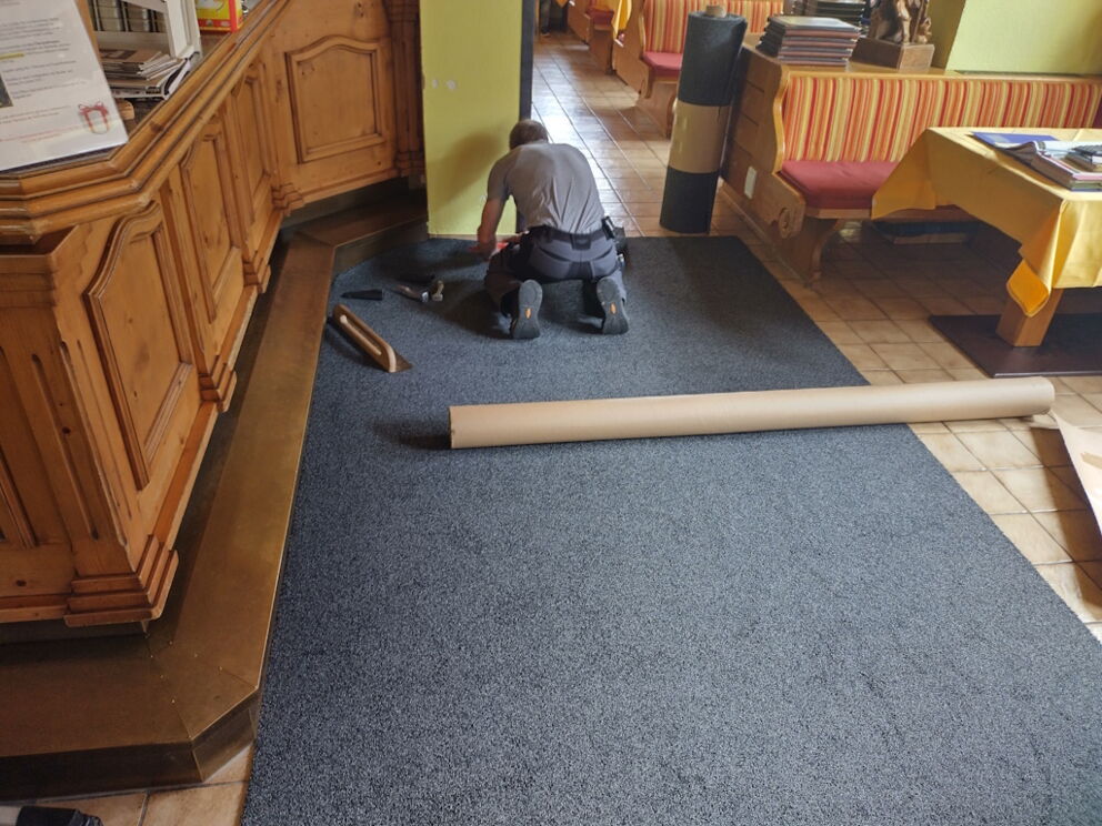 Wüstner Feinausfertigung des Sauberlaufteppiches in der Dorfstube in Holzgau.