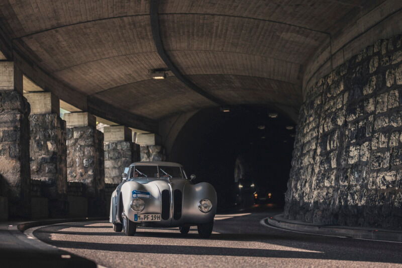 Flexenpassgallerie mit dem Oldtimer bei der Classic-Rally am Arlberg.