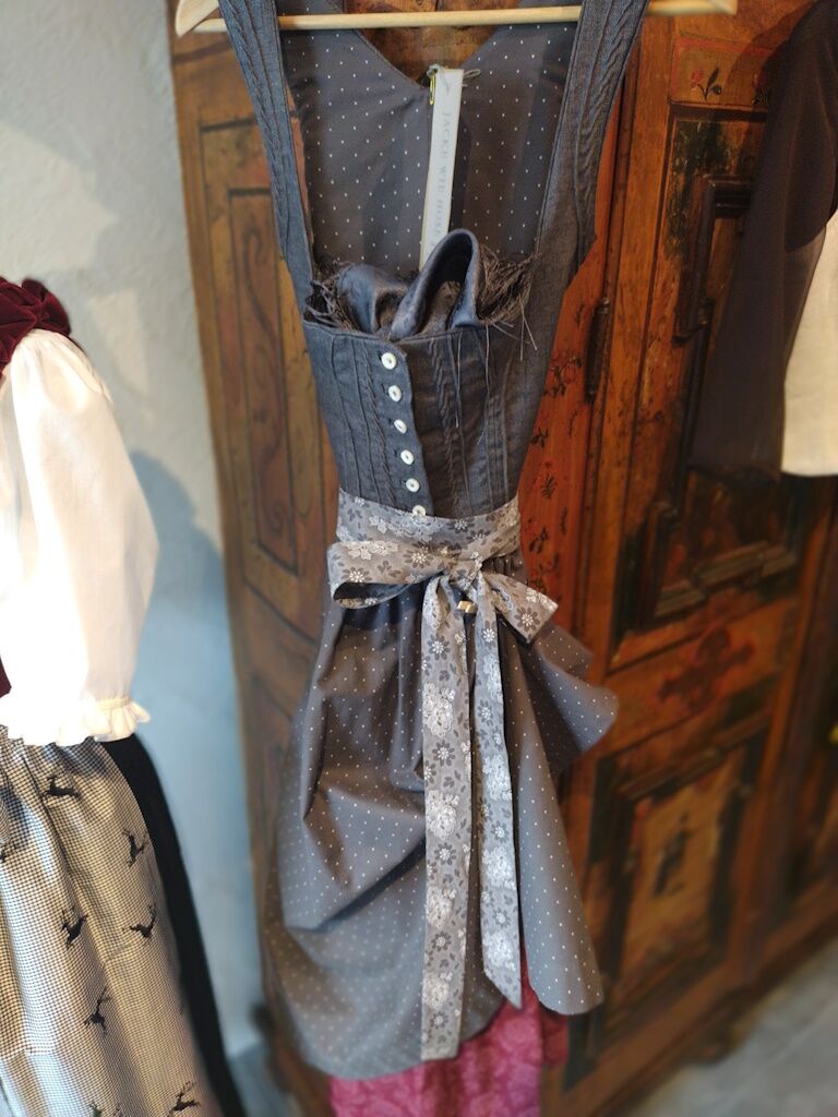 Dirndl und Trachtenmode zu erwerben im Atelier-Klosterhaus in Holzgau.