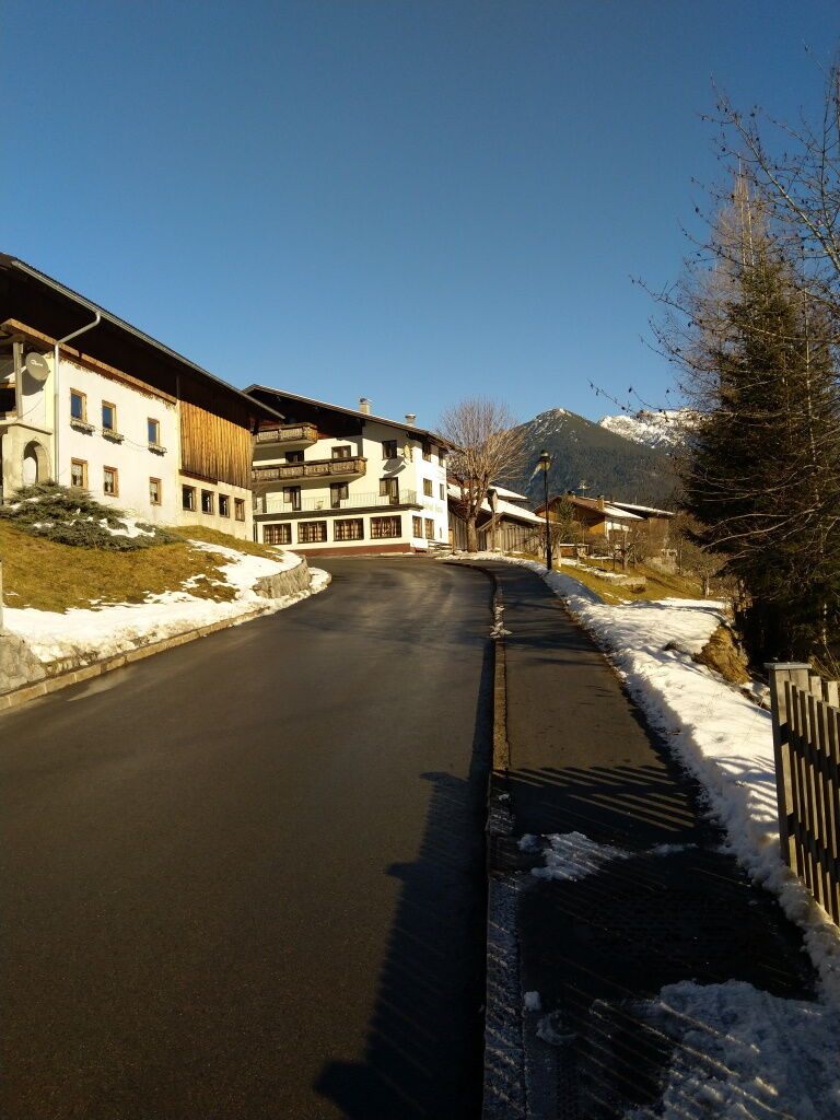Folgen Sie dem Gehsteig für den Höhenweg Baichlstein.