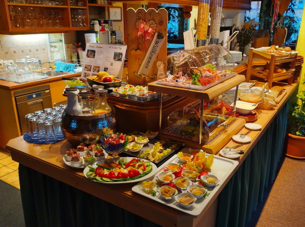 Buffet mit kleinen Häppchen, fisch, Obst und Gemüse, Wurst und Käse beim Frühstücken in der Dorfstube.