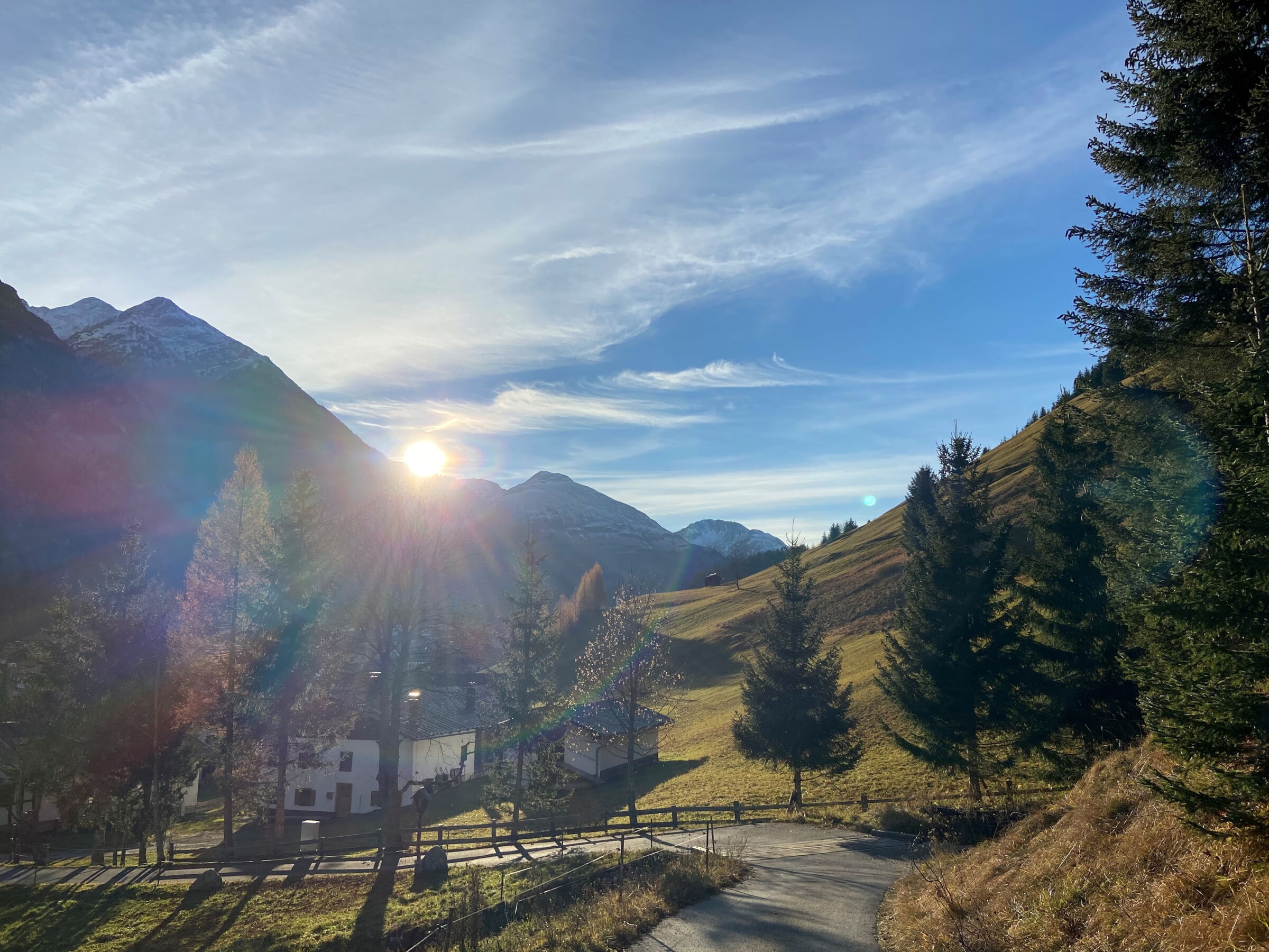 Wandern beim Sonnenuntergang im goldenen Herbst im schönen Naturpark-Lechtal.