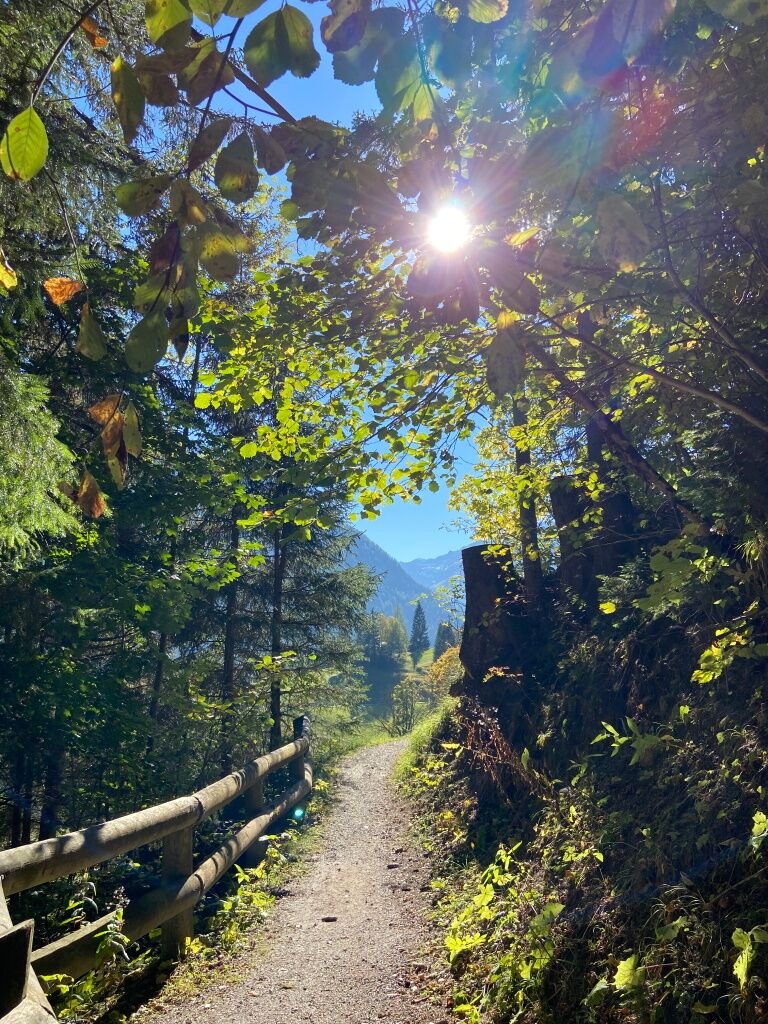 Herbstwanderausklang im schönen Naturpark-Lechtal mit einer Rundwanderung in den Allgäuer Alpen.
