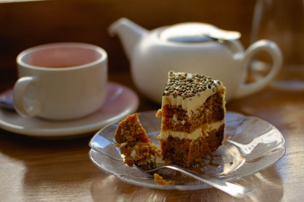 Pause genießen bei einem Stück Kuchen und einer Tasse Kaffee.
