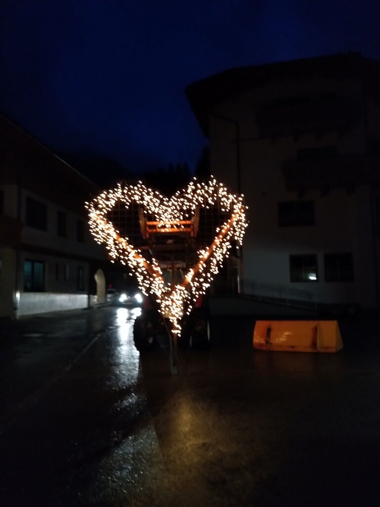 Ein leuchtendes Herz für die Firmlinge in Holzgau und Steeg zur Canisiusfeier.