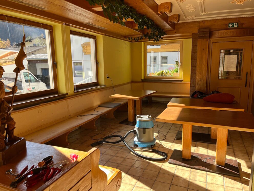 Vorbereitungsarbeiten für die Maler im Restaurant Dorfstube.