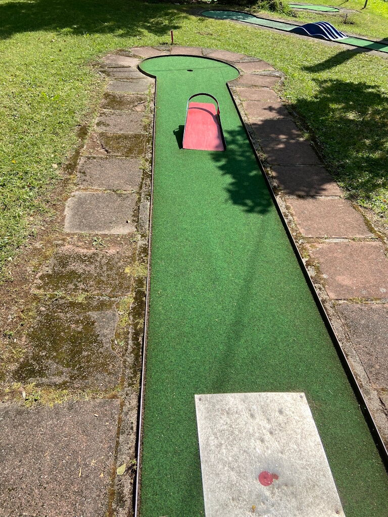 Mit viel geschick über die Wippe den Minigolfball ans Ende der Bahn schießen.