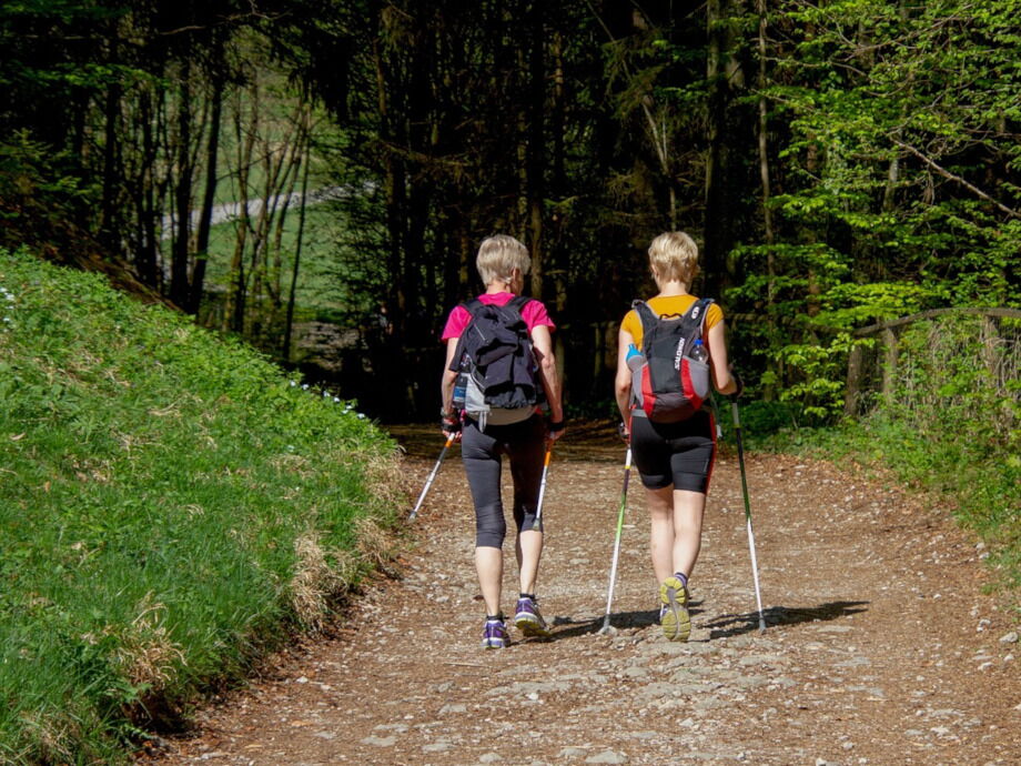 Wandern mit der Freundin im Naturpark-Lechtal.