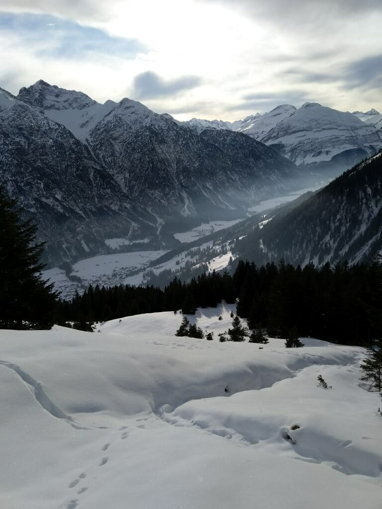 Die Schneeschuh-Route der Dorfstube mit Blick aufs obere Lechtal.