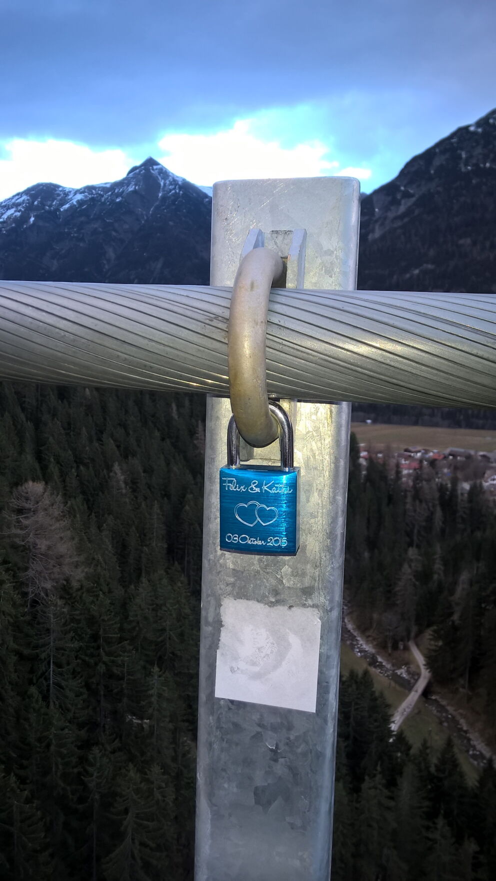 Ein schöner Liebesbeweis ist das Schloss auf der Hängebrücke in Holzgau.