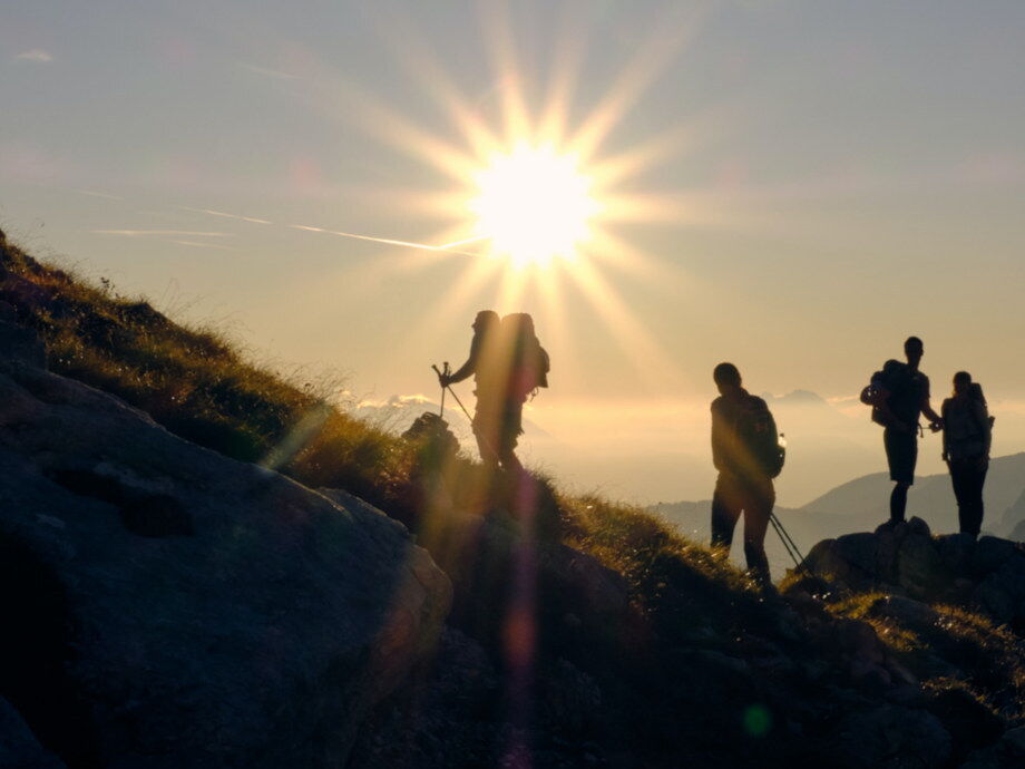 Wandern in den Bergen bis zum Sonnenuntergang.