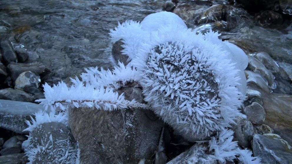 Stark ausgeprägte, nadelförmige Eiskristalle an den Steinen entlang dem Lechufer
