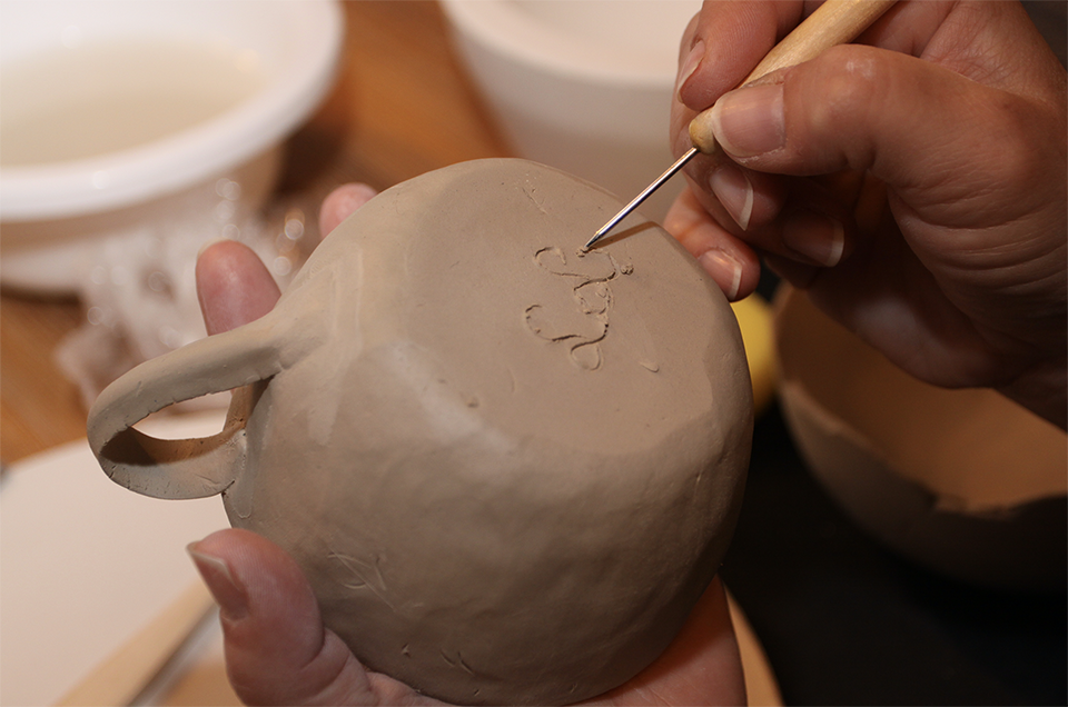 Keramik-Tasse selbst verzieren im Kurs.