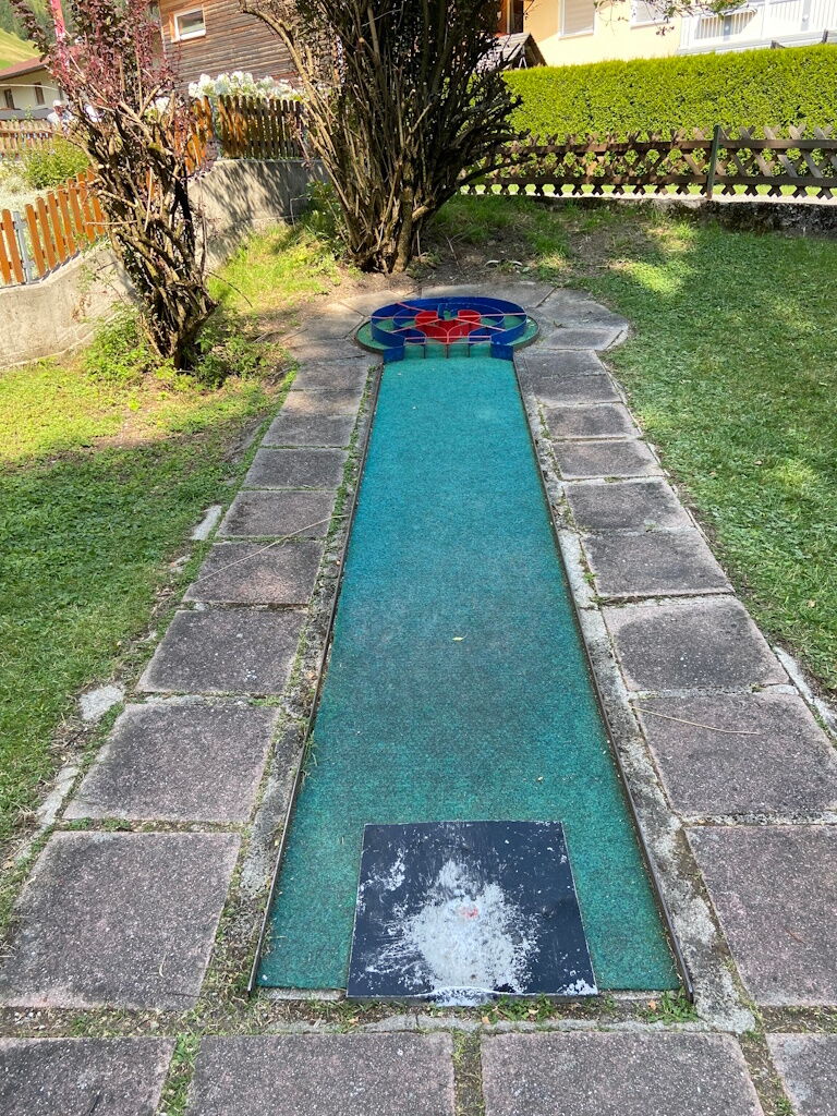 Minigolfbahn mit Labyrinth am Bahnende.