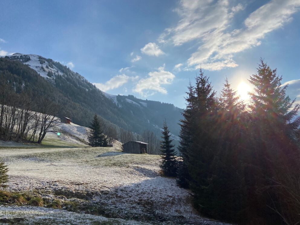 Wandern bei Sonnenaufgang zur Fußgängerhängebrücke in Holzgau.