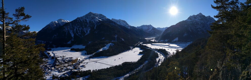 Herrlicher Panoramablick auf das Lechtal von der sonnigen Sitzbank .