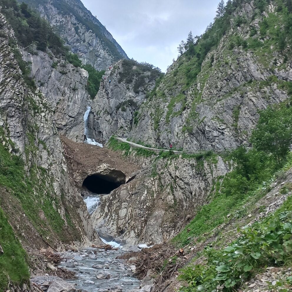 Lawinenüberreste entdecken bei einer Frühlingswanderung in das Höhenbachtal zum Simmswasserfall.