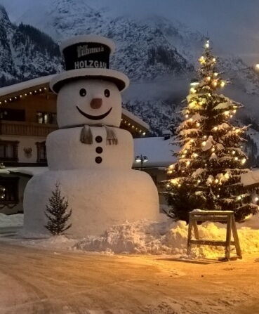 Fertiger Schneemann am Dorfplatz in Holzgau im Lechtal